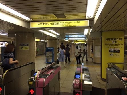 千代田線乃木坂駅の改札