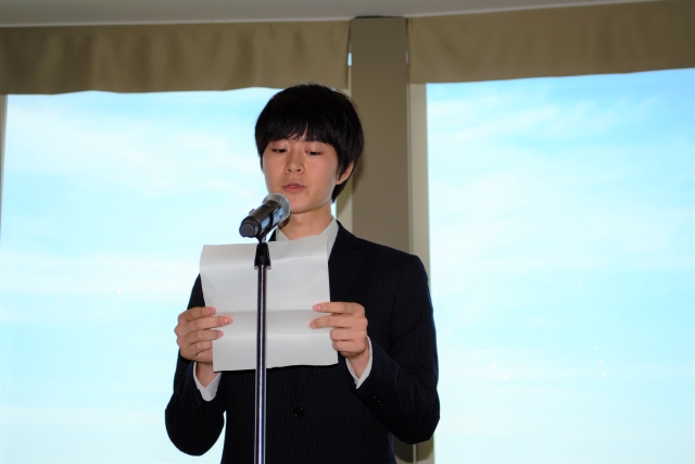 宣誓するOさん