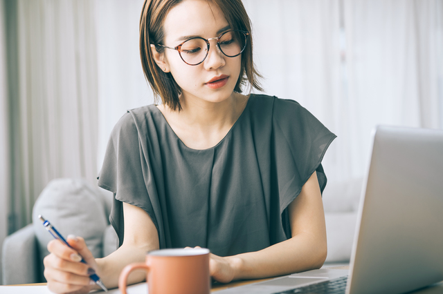 勉強をする社会人女性