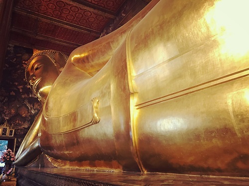 ワット・ポーにある黄金の巨大な涅槃仏