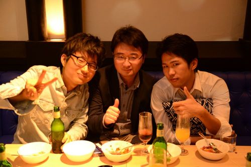 飲み会で楽しそうな３人