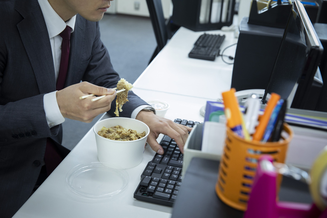 食べながら仕事