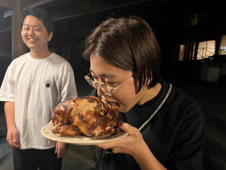 チキンにかぶりつく様子