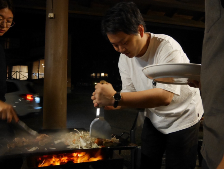 ヤスが焼きそばを焼く