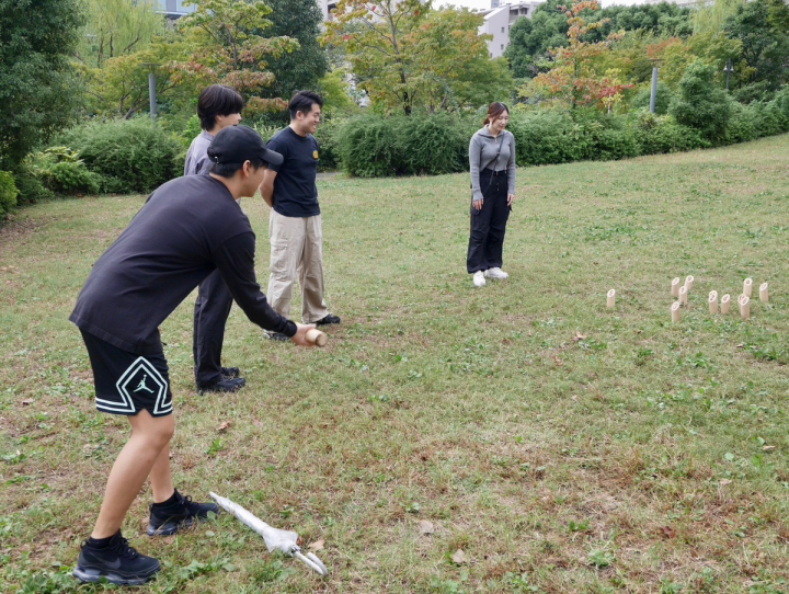 チャーリーがモルックを投げる様子